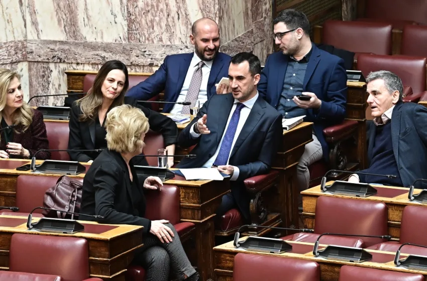 Μαζική αποχώρηση από τη Νέα Αριστερά – Διάλυση της Κοινοβουλευτικής Ομάδας