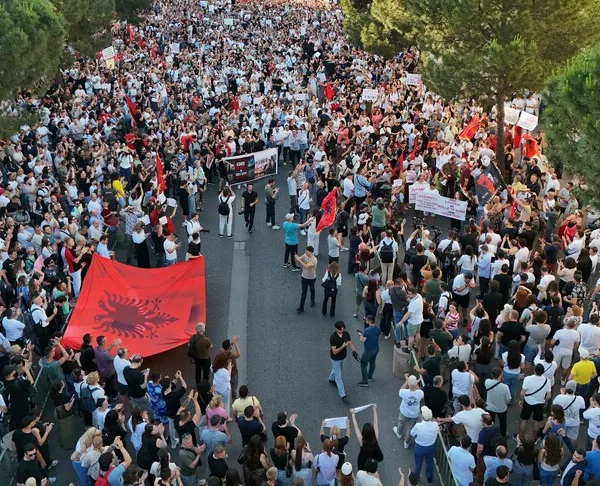 Αλβανία: Κλιμακώνονται οι διαδηλώσεις για το τουριστικό θέρετρο των 1,6 δισ. δολαρίων που συνδέεται με τον Τζάρεντ Κούσνερ
