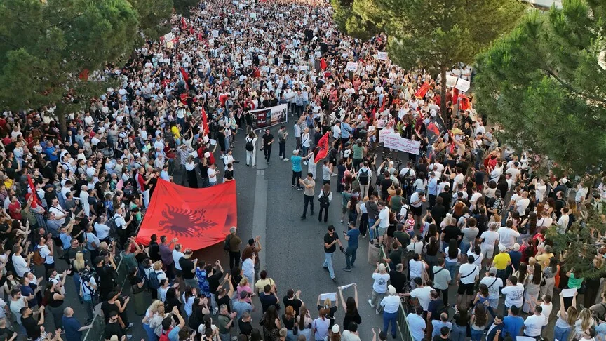 Αλβανία: Κλιμακώνονται οι διαδηλώσεις για το τουριστικό θέρετρο των 1,6 δισ. δολαρίων που συνδέεται με τον Τζάρεντ Κούσνερ