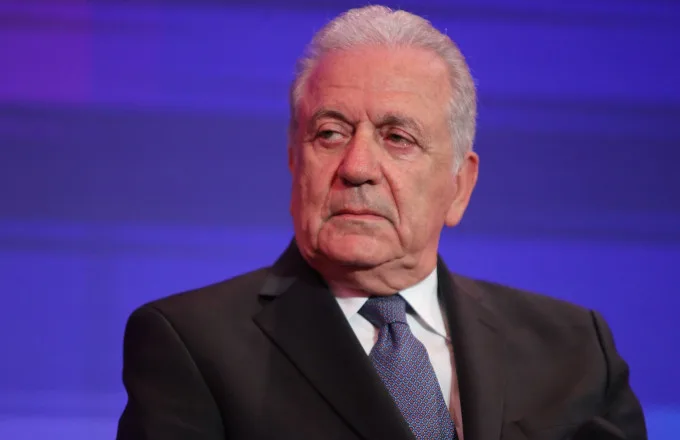 Qatargate: Ένταλμα σύλληψης για τον Αβραμόπουλο – Οι σχέσεις με τη ΜΚΟ του Παντσέρι και το παρασκήνιο της υπόθεσης