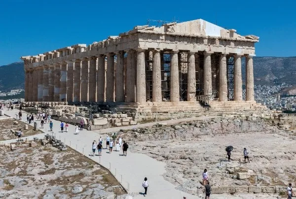 Μενδώνη: «Το δυτικό αέτωμα του Παρθενώνα συμπληρώνεται έπειτα από 220 χρόνια – Τα ικριώματα απομακρύνθηκαν οριστικά από τη δυτική όψη»