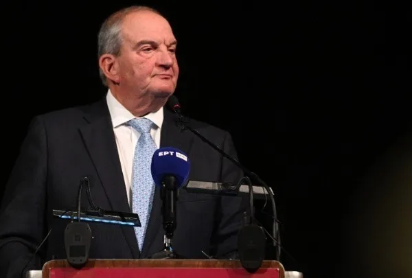 Καραμανλής προς τους αποφοίτους: «Κυνηγήστε τα όνειρά σας, κρατήστε τις ρίζες σας και μην γοητεύεστε από το χρήμα και την εξουσία»