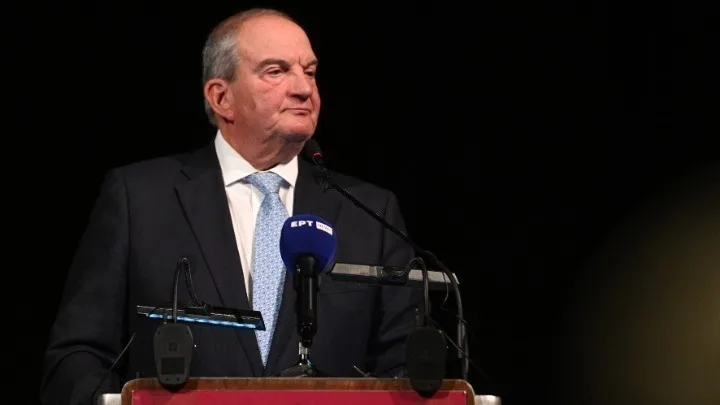 Καραμανλής προς τους αποφοίτους: «Κυνηγήστε τα όνειρά σας, κρατήστε τις ρίζες σας και μην γοητεύεστε από το χρήμα και την εξουσία»