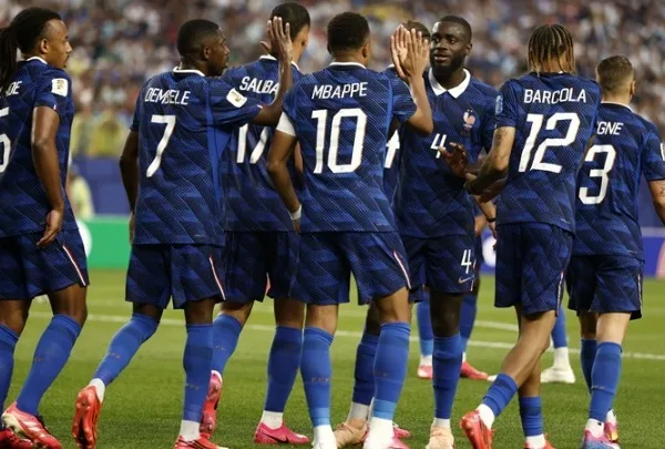 Η Γαλλία προκρίνεται με 3-0 επί του Ιράκ σε νύχτα Μπαπέ και ρεκόρ Ντεσάμπ