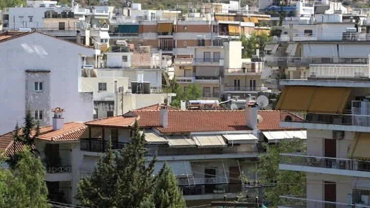 Explainer / Νόμος Κατσέλη: Τι αλλάζει για χιλιάδες δανειολήπτες – Η ρύθμιση που μειώνει δόσεις, τόκους και χρόνο αποπληρωμής