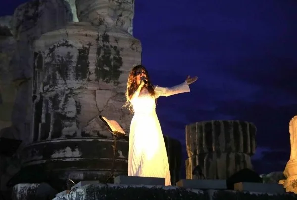 Η Μπέττυ Χαρλαύτη ερμηνεύει το αρχαιότερο τραγούδι του κόσμου στη γη που το γέννησε, την Ιωνία