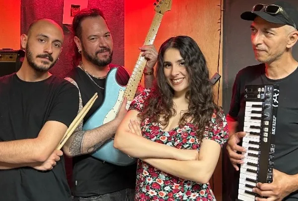 Οι Barikada ηλεκτρίζουν τον Πεζόδρομο της Αποστόλου Παύλου κάτω από την Ακρόπολη