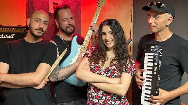 Οι Barikada ηλεκτρίζουν τον Πεζόδρομο της Αποστόλου Παύλου κάτω από την Ακρόπολη