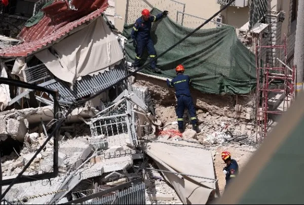 Κατάρρευση πολυκατοικίας στα Πετράλωνα: Συνελήφθησαν ιδιοκτήτης, εργολάβος, μηχανικός και δύο εργάτες