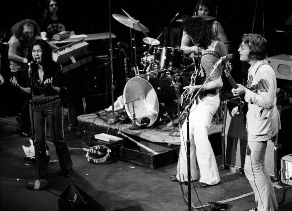 Η Yoko Ono, ο Frank Zappa με τους The Mothers of Invention και τον John Lennon, στις 6 Ιουνίου 1971, έκαναν μια έκπληξη στη σκηνή του Fillmore East, στη Ν.Υόρκη.