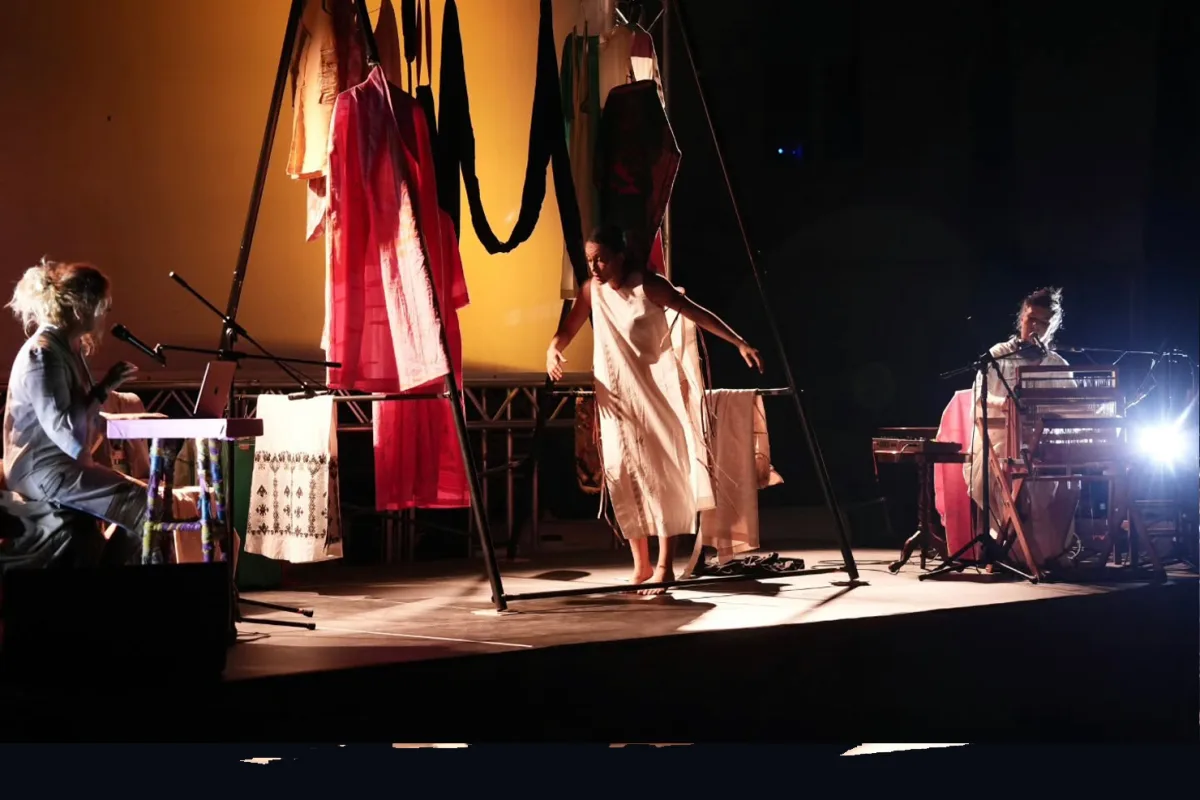 «Πηνελόπες και Πηνελοπιάδες-the Loom»: Μια υπνωτιστική σκηνική τελετουργία που μάγεψε το κοινό