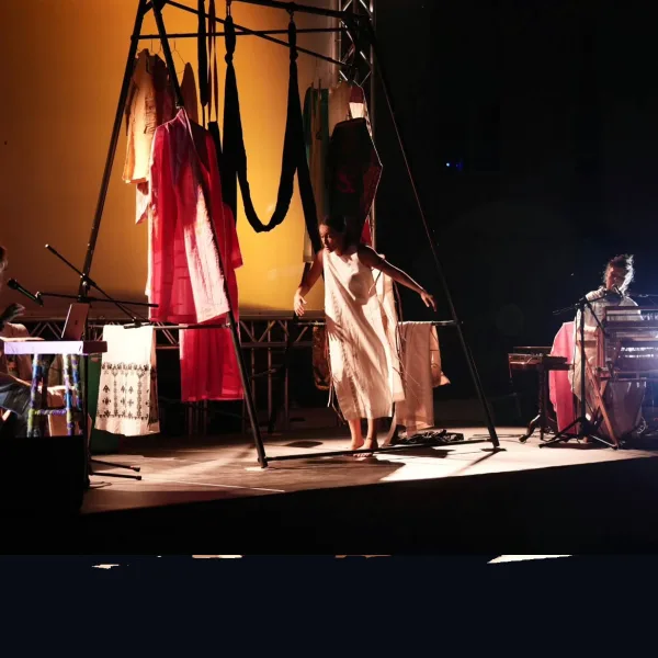 «Πηνελόπες και Πηνελοπιάδες-the Loom»: Μια υπνωτιστική σκηνική τελετουργία που μάγεψε το κοινό