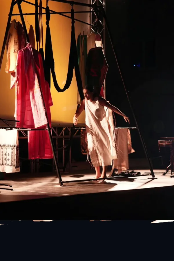 «Πηνελόπες και Πηνελοπιάδες-the Loom»: Μια υπνωτιστική σκηνική τελετουργία που μάγεψε το κοινό
