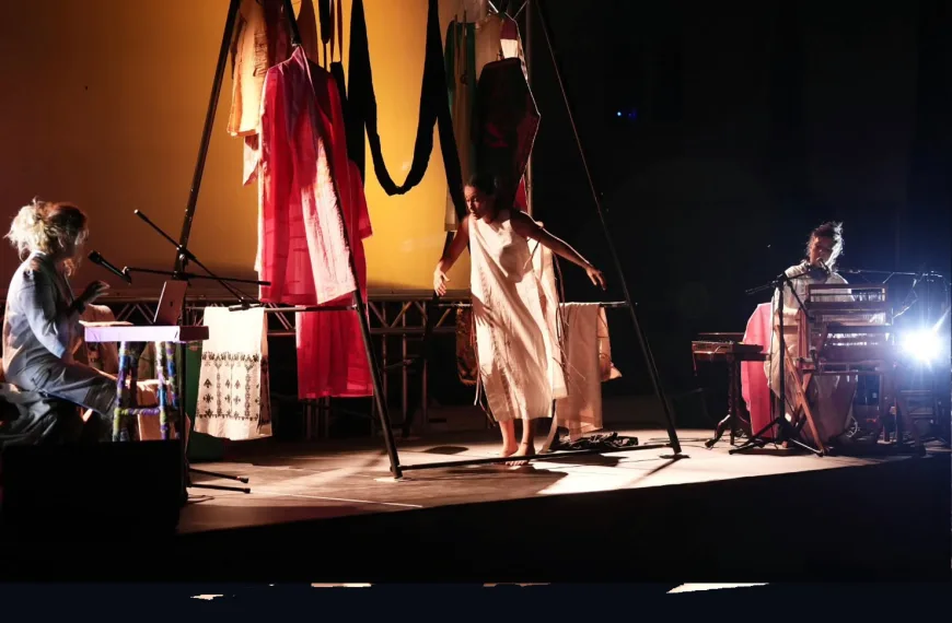 «Πηνελόπες και Πηνελοπιάδες-the Loom»: Μια υπνωτιστική σκηνική τελετουργία που μάγεψε το κοινό