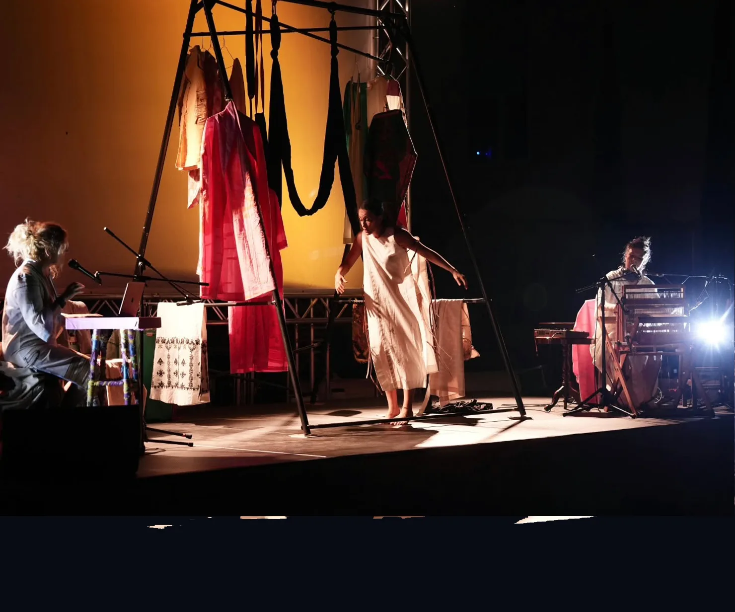 «Πηνελόπες και Πηνελοπιάδες-the Loom»: Μια υπνωτιστική σκηνική τελετουργία που μάγεψε το κοινό