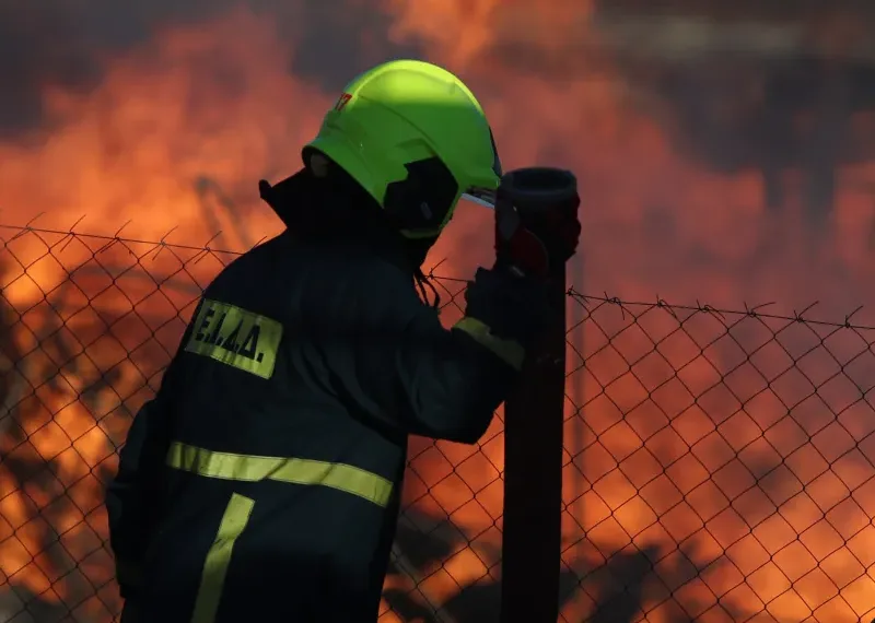 Φωτιά Ρέθυμνο: Νεκροί δύο πυροσβέστες στην Κρύα Βρύση – Εκκενώσεις οικισμών και μάχη με τους ανέμους