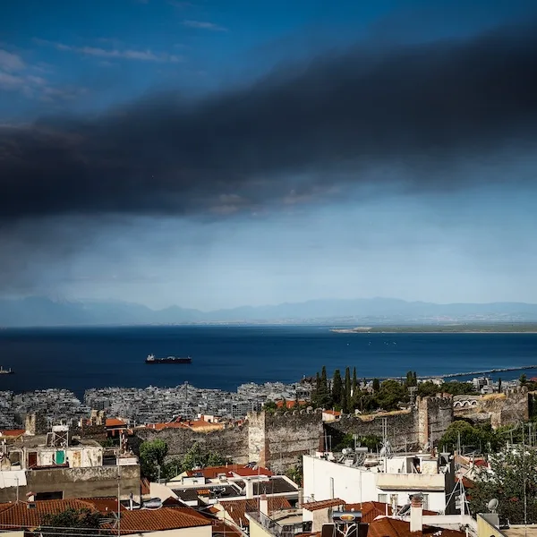 Πνιγμένη στον καπνό η Θεσσαλονίκη από τη φωτιά στο Ωραιόκαστρο – Αγωνία&hellip;