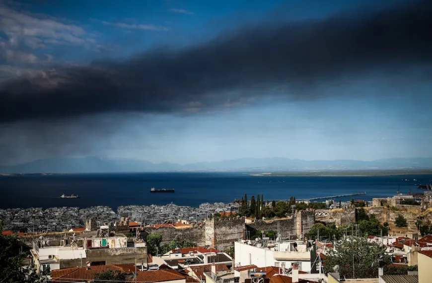 Πνιγμένη στον καπνό η Θεσσαλονίκη από τη φωτιά στο Ωραιόκαστρο – Αγωνία για το τοξικό νέφος και τη δημόσια υγεία