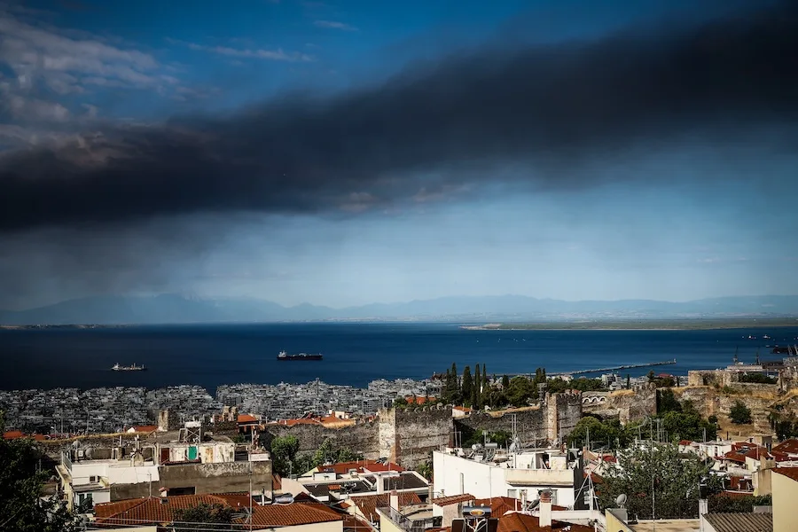 Πνιγμένη στον καπνό η Θεσσαλονίκη από τη φωτιά στο Ωραιόκαστρο – Αγωνία για το τοξικό νέφος και τη δημόσια υγεία