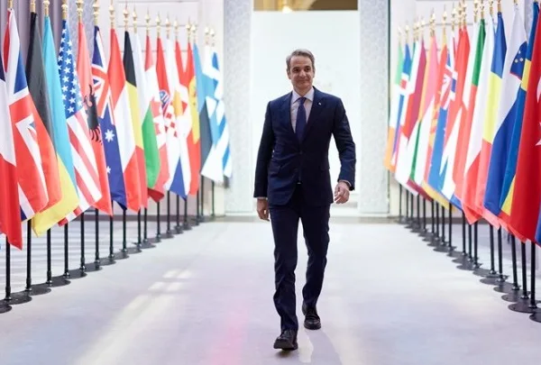 Μητσοτάκης: Στο Παρίσι για τη Σύνοδο της Συμμαχίας των Προθύμων