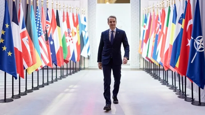 Μητσοτάκης: Στο Παρίσι για τη Σύνοδο της Συμμαχίας των Προθύμων