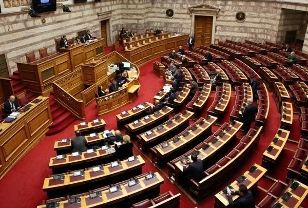 Σκληρή πολιτική σύγκρουση στη Βουλή για τη Συνταγματική Αναθεώρηση