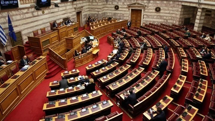 Σκληρή πολιτική σύγκρουση στη Βουλή για τη Συνταγματική Αναθεώρηση