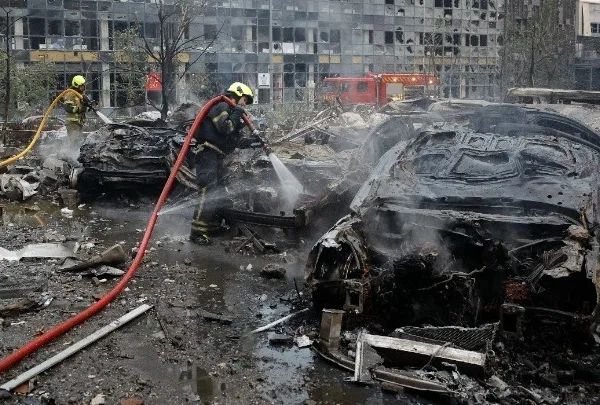 Επτά νεκροί από ρωσικά πλήγματα στην Ουκρανία – Επίθεση με περισσότερα από 390 ουκρανικά drones στη Μόσχα