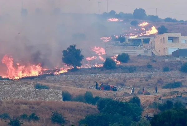 Ανεξέλεγκτη η μεγάλη πυρκαγιά στο Ρέθυμνο – Τεράστιες καταστροφές, μάχη με τους θυελλώδεις ανέμους