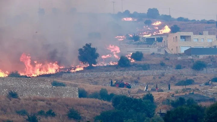 Πύρινος εφιάλτης σε Αττική, Βοιωτία, Φωκίδα και Κεφαλονιά – Ολονύχτια μάχη με τις…