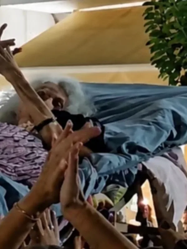 Η Καρίνα Ρεκ, η Γερμανίδα που έγινε Κρητικιά: Μια ζωή ανάμεσα στην τέχνη, την αγάπη και την ειρήνη