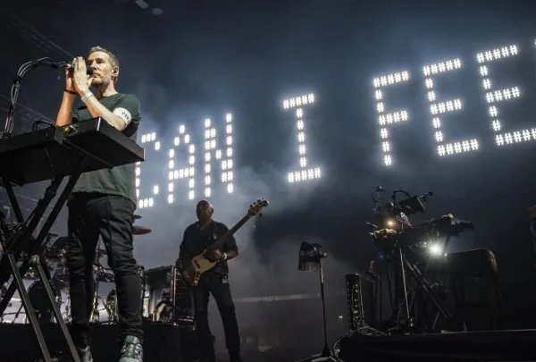 Massive Attack: Κυρώσεις και απαγόρευση στη Σιγκαπούρη μετά την ύψωση παλαιστινιακής σημαίας σε συναυλία