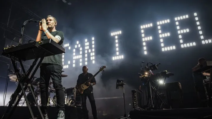 Massive Attack: Κυρώσεις και απαγόρευση στη Σιγκαπούρη μετά την ύψωση παλαιστινιακής σημαίας σε συναυλία