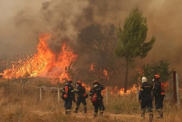 Δύσκολη νύχτα στη Δυτική Αττική: Συνεχίζεται η μάχη με τις φλόγες –&hellip;