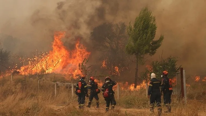 Δύσκολη νύχτα στη Δυτική Αττική: Συνεχίζεται η μάχη με τις φλόγες – Στο επίκεντρο Άγιος Νεκτάριος και Κανδήλι