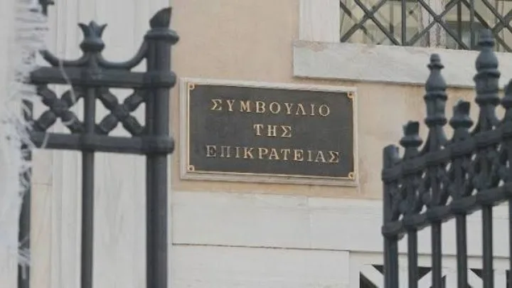 ΣτΕ για τα Δώρα των δημοσίων υπαλλήλων: Γιατί η απόφαση κλείνει τη δικαστική διεκδίκηση αλλά οδηγεί σε νέα πολιτική σύγκρουση