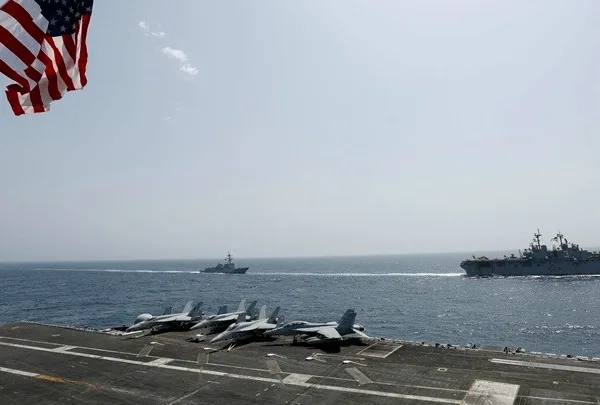 ΗΠΑ – Ιράν: Βομβαρδισμοί στο Λαράκ και νέα ένταση γύρω από το Στενό του Ορμούζ