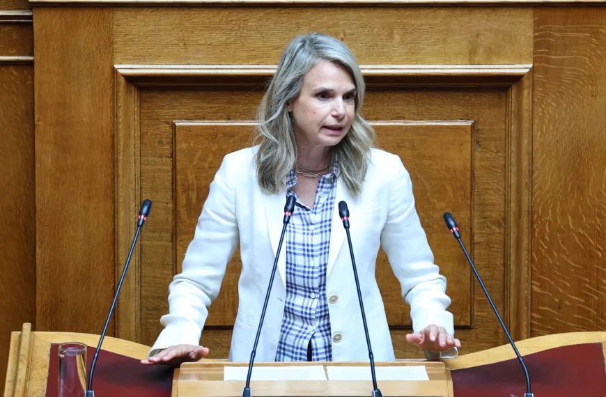 Αποστολάκη για τον ΕΦΚ στη βενζίνη: Δεν υπάρχει κανένα «ευρωπαϊκό εμπόδιο» για να μειωθεί