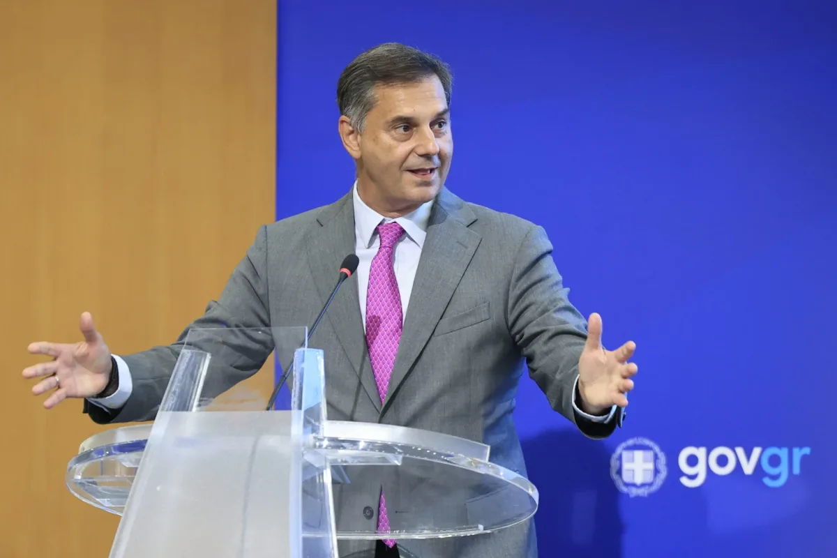 Θεοχάρης: «Κόμματα του κακομοίρη» – Τι απαντά το ΠΑΣΟΚ