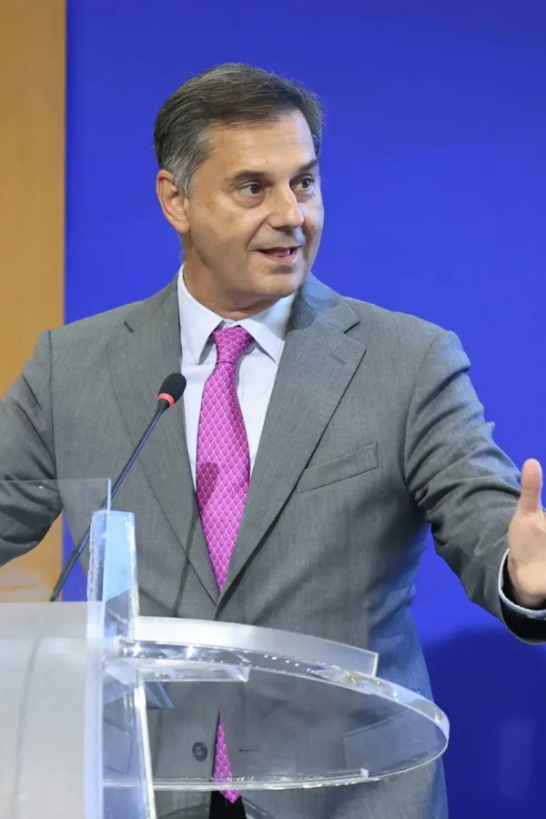 Θεοχάρης: «Κόμματα του κακομοίρη» – Τι απαντά το ΠΑΣΟΚ