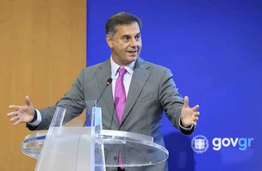 Θεοχάρης: «Κόμματα του κακομοίρη» – Τι απαντά το ΠΑΣΟΚ