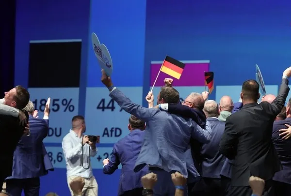 Η AfD στο 44% και το CDU σε ιστορικό χαμηλό – Η επόμενη μέρα στη Γερμανία