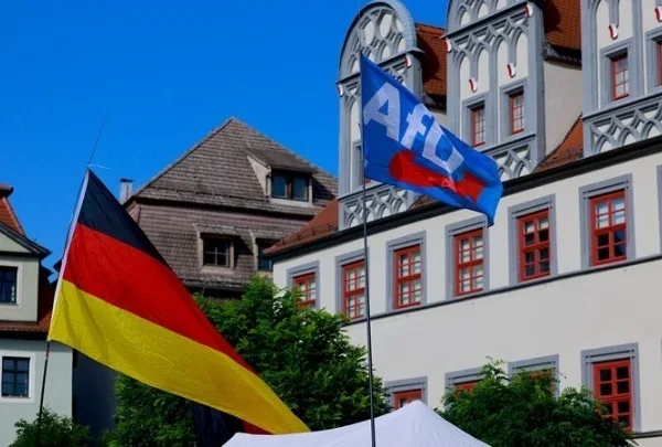 AfD: Στο 29% και με διευρυμένο προβάδισμα έναντι του Μερτς