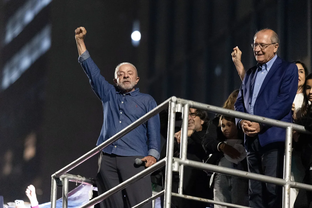 Βραζιλία: Ο Λούλα ανατρέπει τα προγνωστικά και κερδίζει τέταρτη προεδρική θητεία