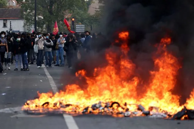 Η Γαλλία στους δρόμους: Από τις καταλήψεις των λυκείων στα οδοφράγματα