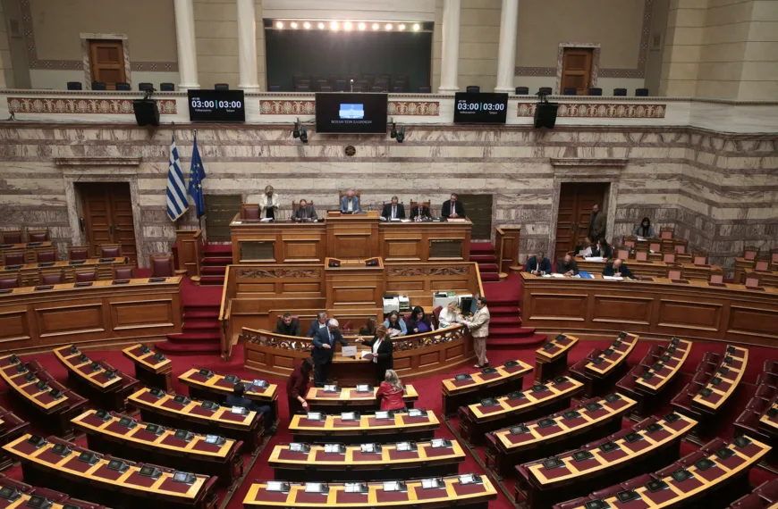 Η μεγάλη υποχώρηση για το άρθρο 23: Γιατί η κυβέρνηση αναγκάστηκε να αποσύρει τη διάταξη για τα funds