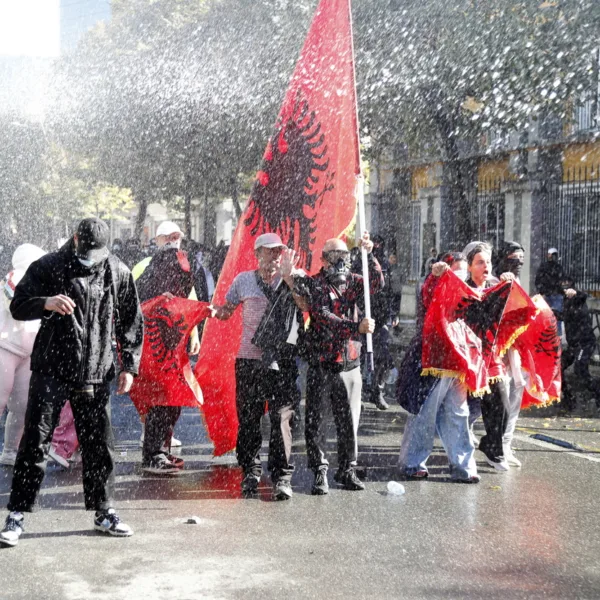 Αλβανία: Μολότοφ, δακρυγόνα και συγκρούσεις στα Τίρανα – Κλιμακώνεται η κρίση