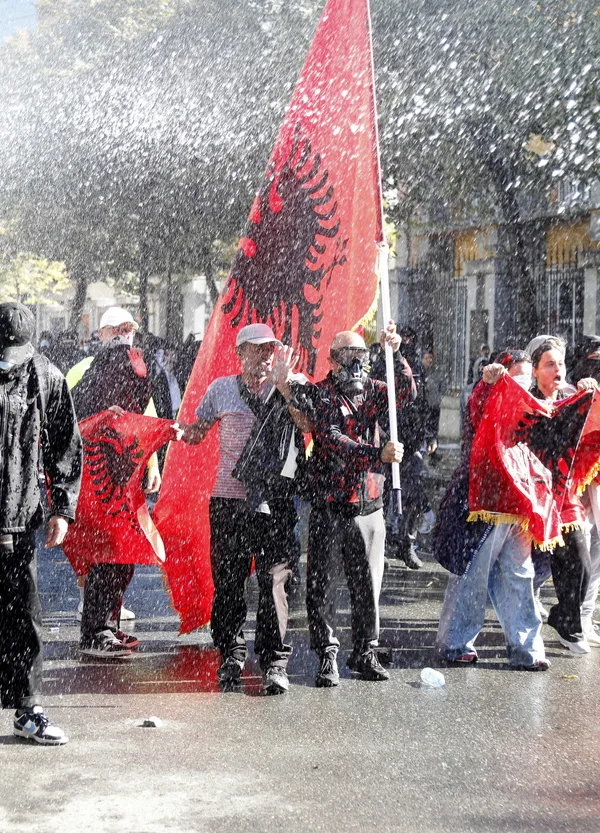 Αλβανία: Μολότοφ, δακρυγόνα και συγκρούσεις στα Τίρανα – Κλιμακώνεται η κρίση