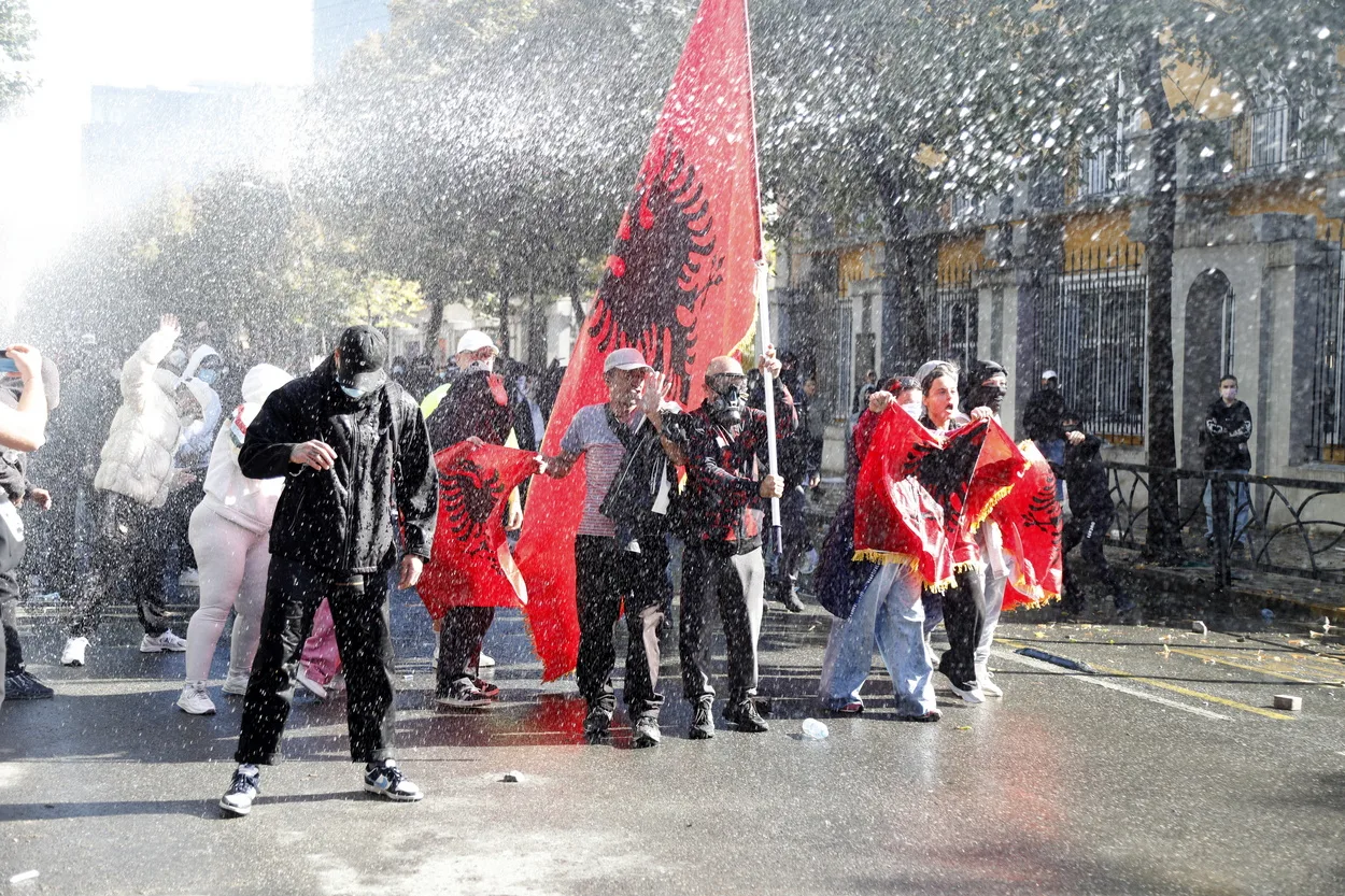 Αλβανία: Μολότοφ, δακρυγόνα και συγκρούσεις στα Τίρανα – Κλιμακώνεται η κρίση