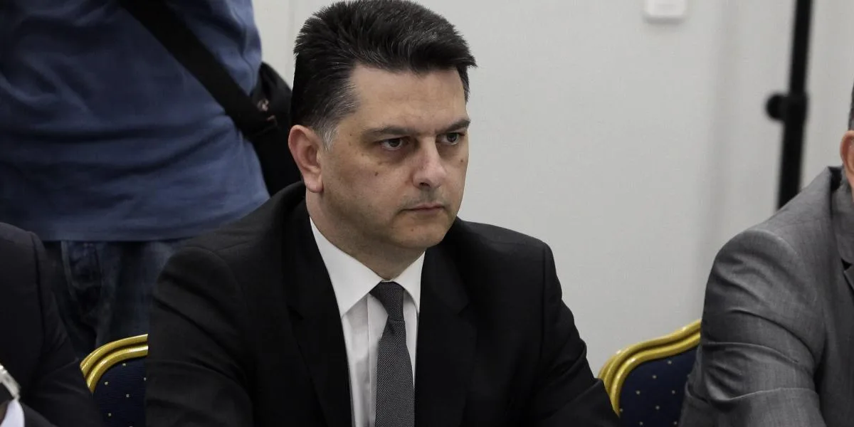 Προσωρινή έξοδος Μπεκίρη από το πρωθυπουργικό γραφείο στη Βουλή